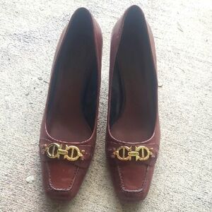 Vintage great condition "Etienne Aigner" brown leather heels with gold accents